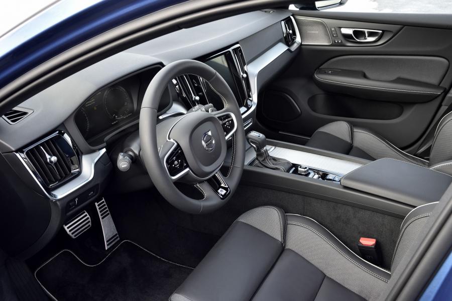 Интерьер Volvo V60 D3 R-Design 2018 года  (WW) (фото 20 из 29)